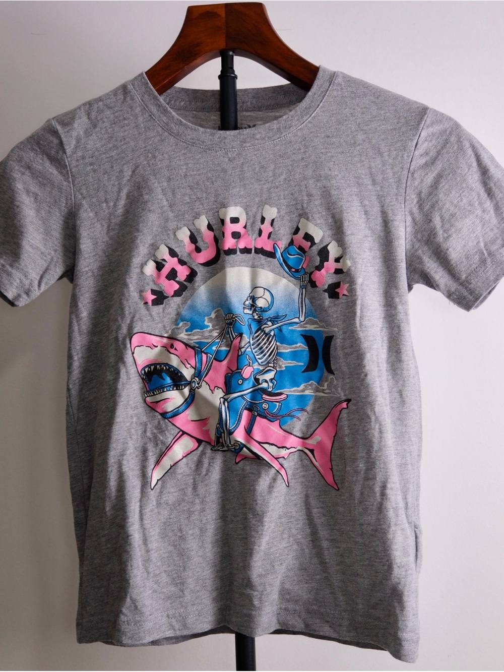 Hurley Boys Cowboy Skeleton Riding Shark Graphic T-shirt Gray Small